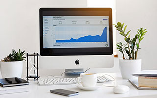 明星为综艺效果有多拼？杨幂吃土，王嘉尔吃小强，薛之谦太狠了！