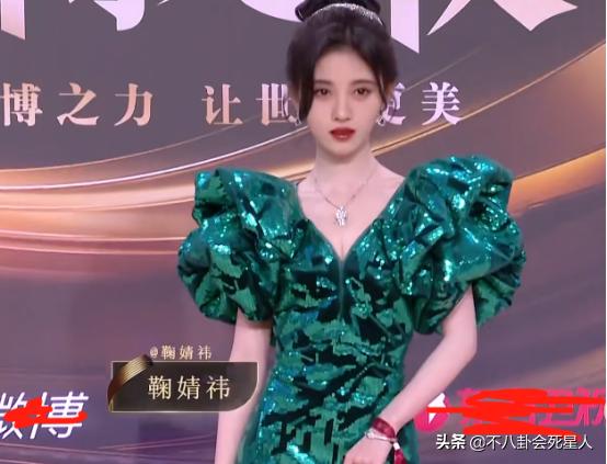 女明星紧身裤图_红毯紧身礼服尴尬造型案例_女星紧身礼服造型翻车