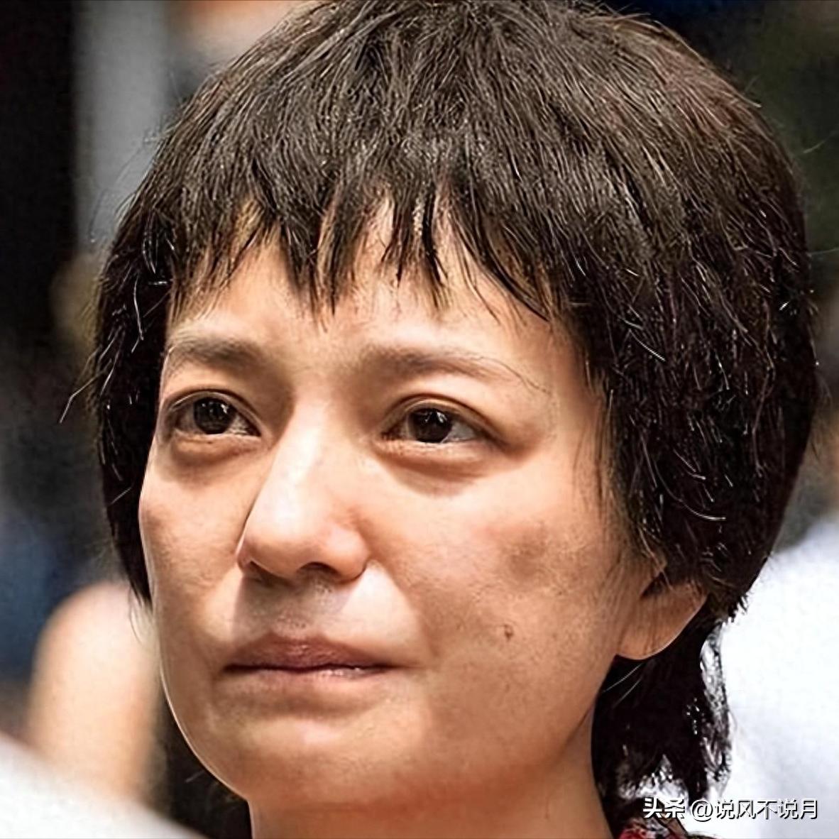 49岁赵薇现状：1590万资产再遭冻结，15岁女儿成她的最后一根稻草