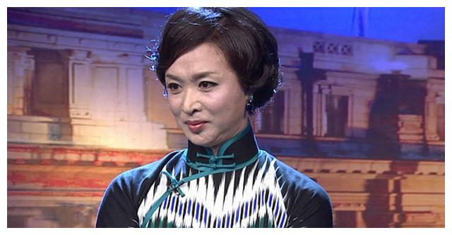 四位备受争议的主持人,第一位娘气十足,她年轻靓丽却黑料不断!