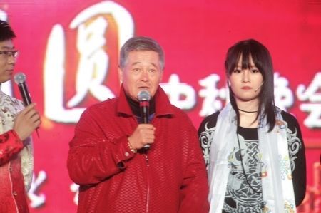 赵本山和女儿妞妞。